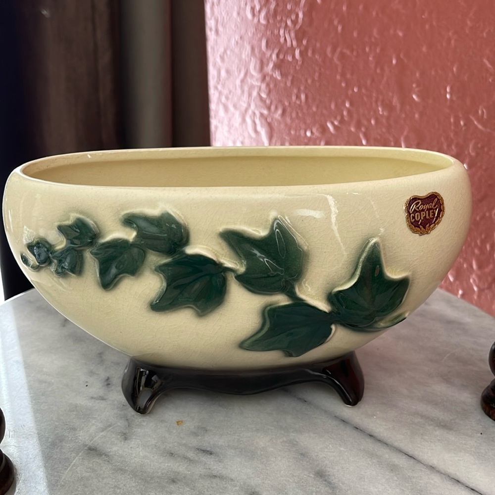 Royal Copley vintage. made in the 1950s. there are no cracks and no chips.